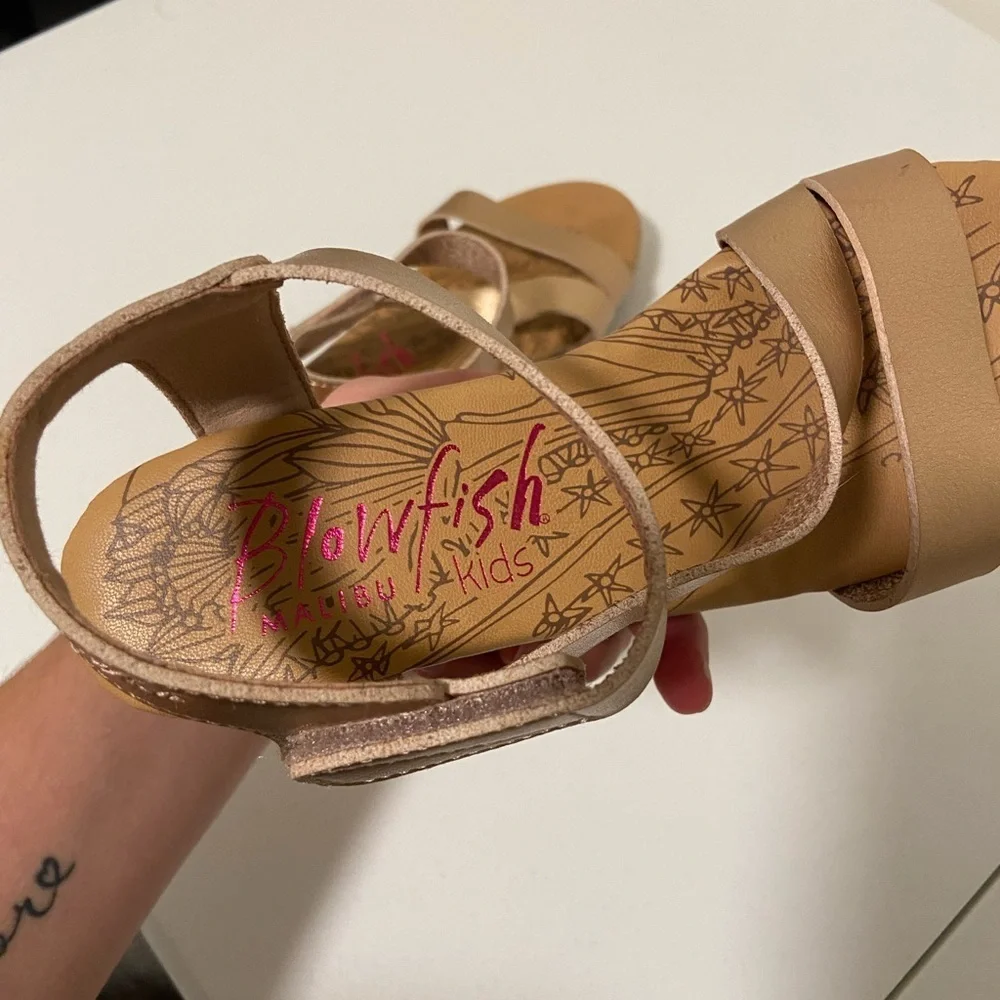 NWOT | Blowfish‎ kids malibu girl’s wedge metallic strap sandals — size 4
